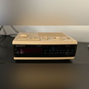 Vintage Sony Dream Machine am/fm clock radio. In working condition!